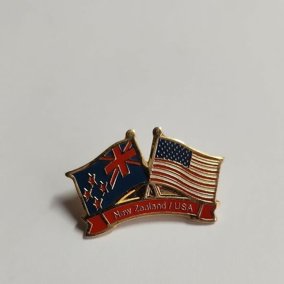 New Zealand USA Flag Pin - Gold and Red - Picture 1 of 2